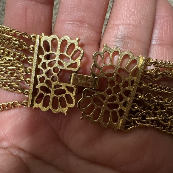 Trifari Vintage Multi-Strand Gold Necklace with Largo Gold Clasp Closure - Picture 6 of 7